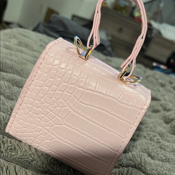 Elegant Pink Croc-Embossed Handbag - Picture 4 of 9